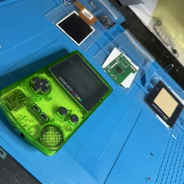 Game Boy Color con pantalla nueva preparada para montar
