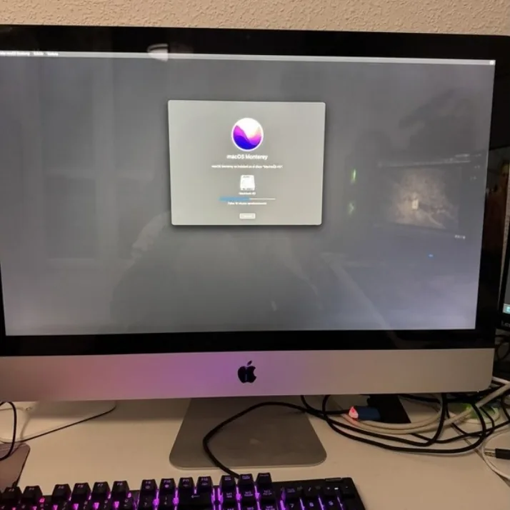 iMac en la mesa del taller durante una reinstalación