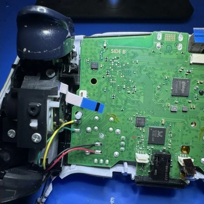 Mando de consola abierto con la placa a la vista