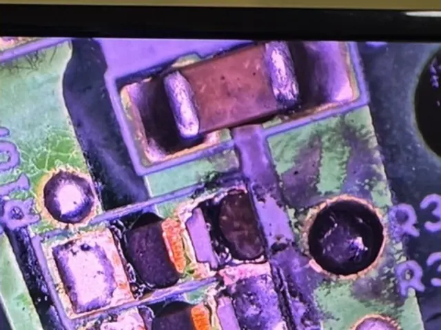 Placa vista al microscopio durante una microsoldadura
