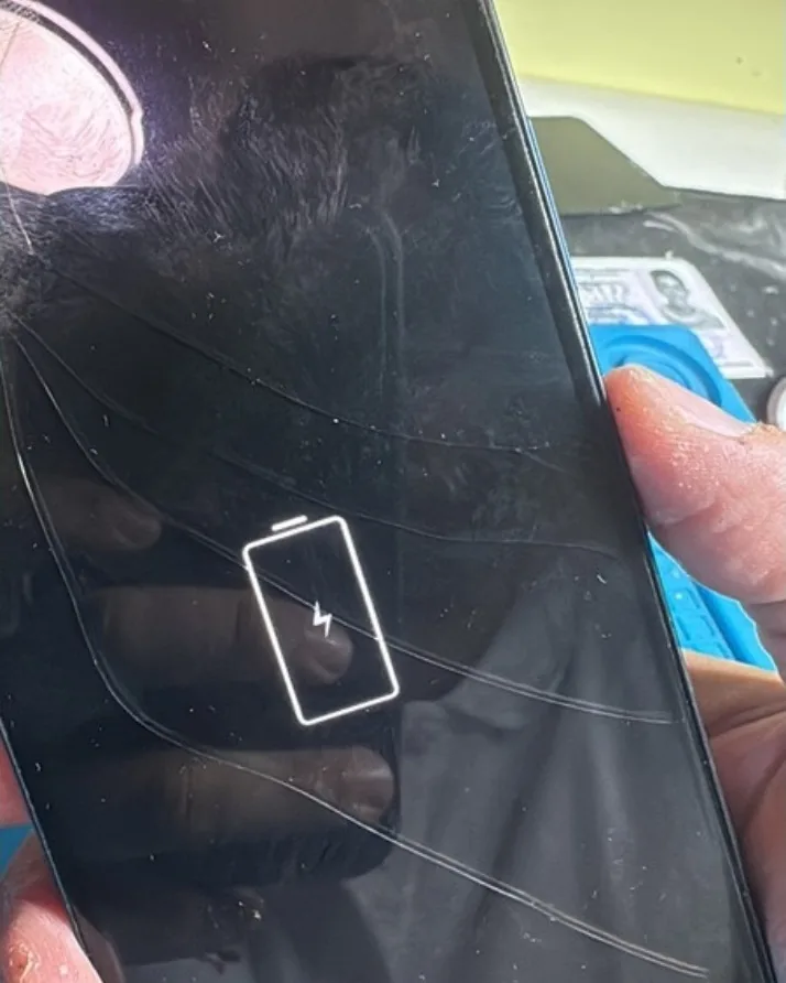 Móvil con la pantalla rajada antes de la reparación