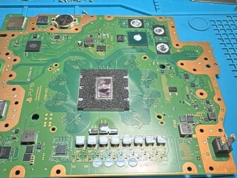 Placa base de una PlayStation 5 sobre la mesa de trabajo